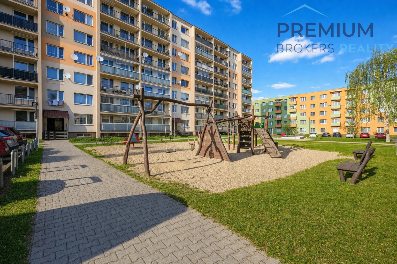 Hr?is?te? pr?ed domem