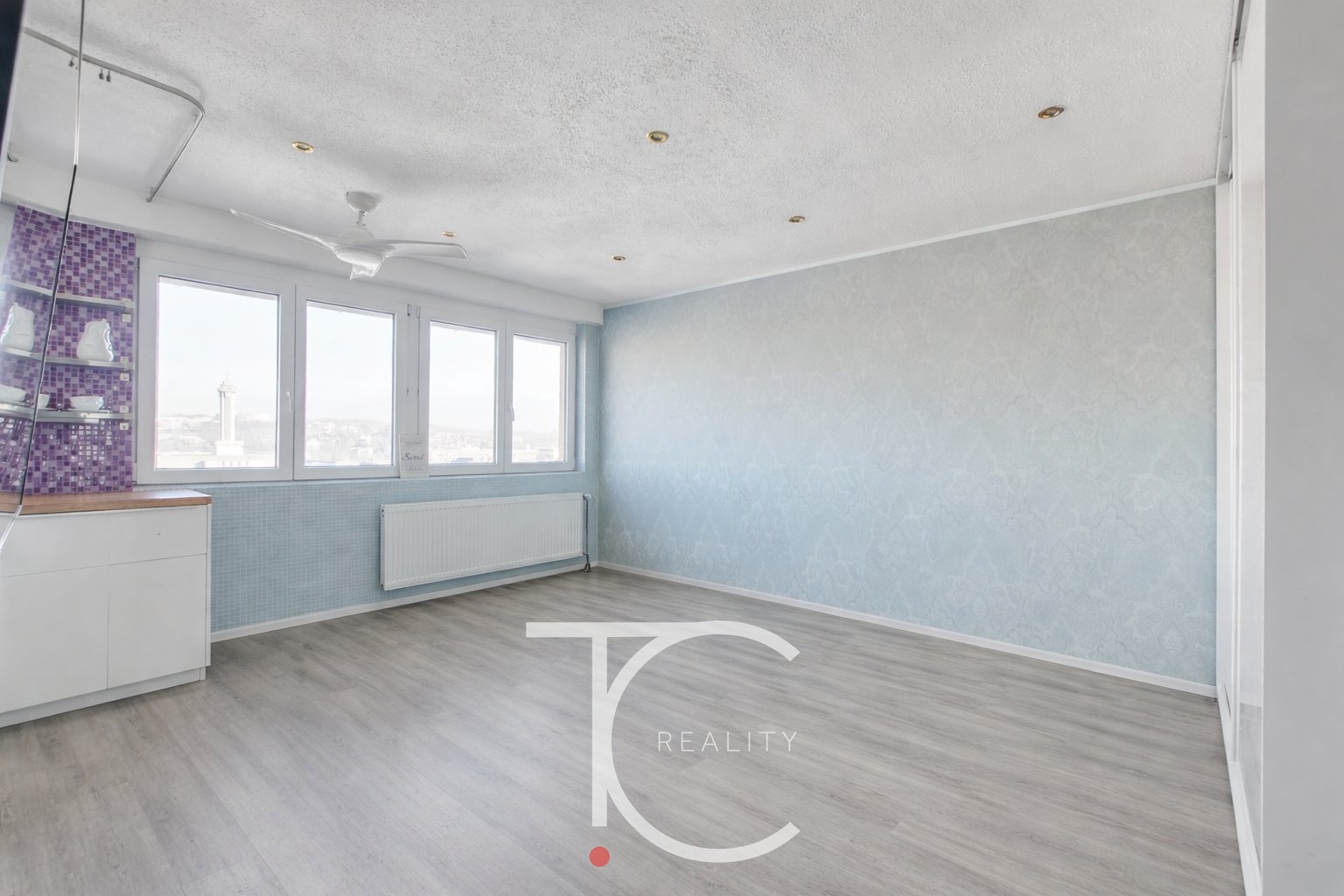 Prázdný pokoj s modro-bílým dekorem