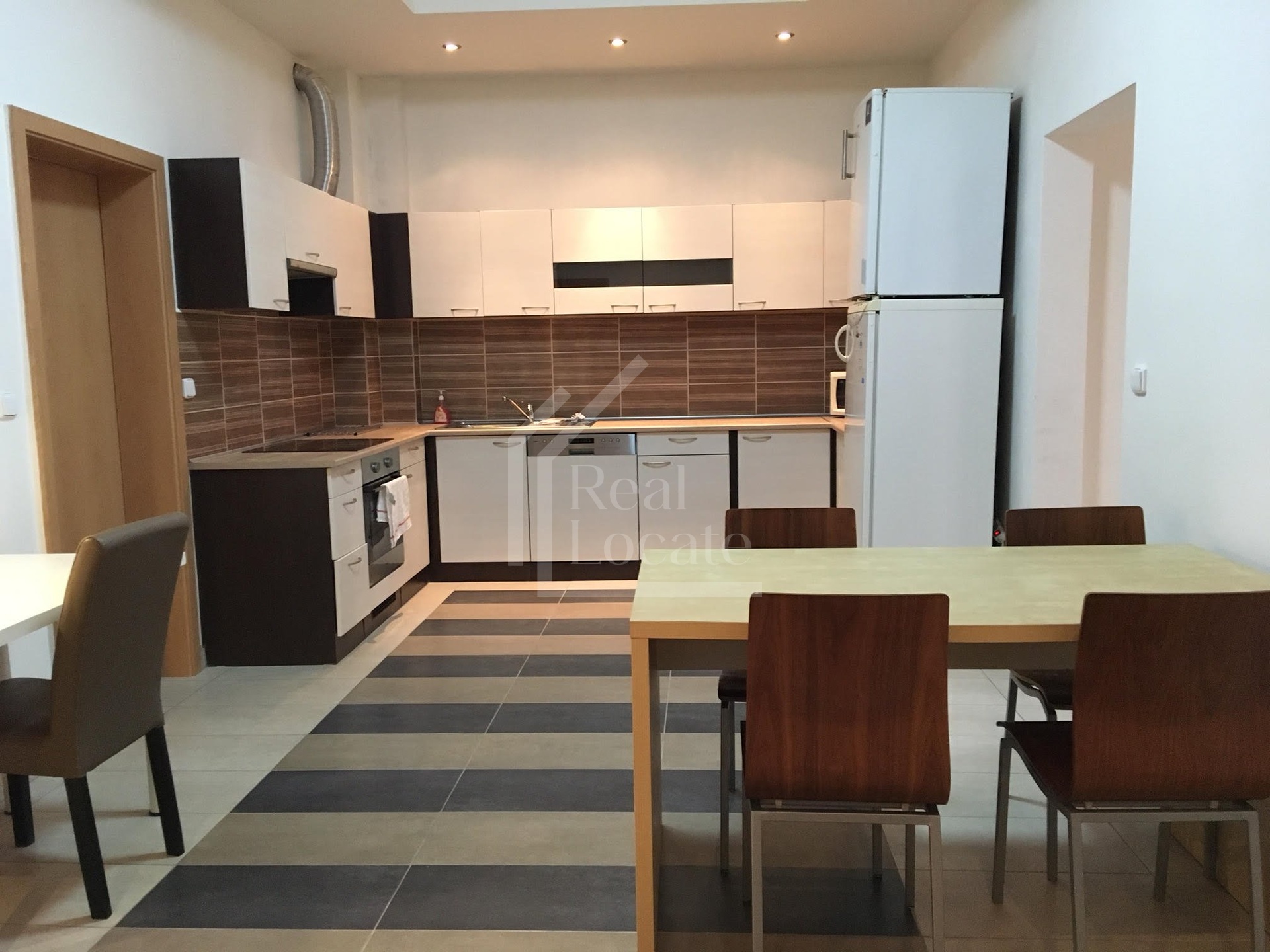 Kitchen with table_plain