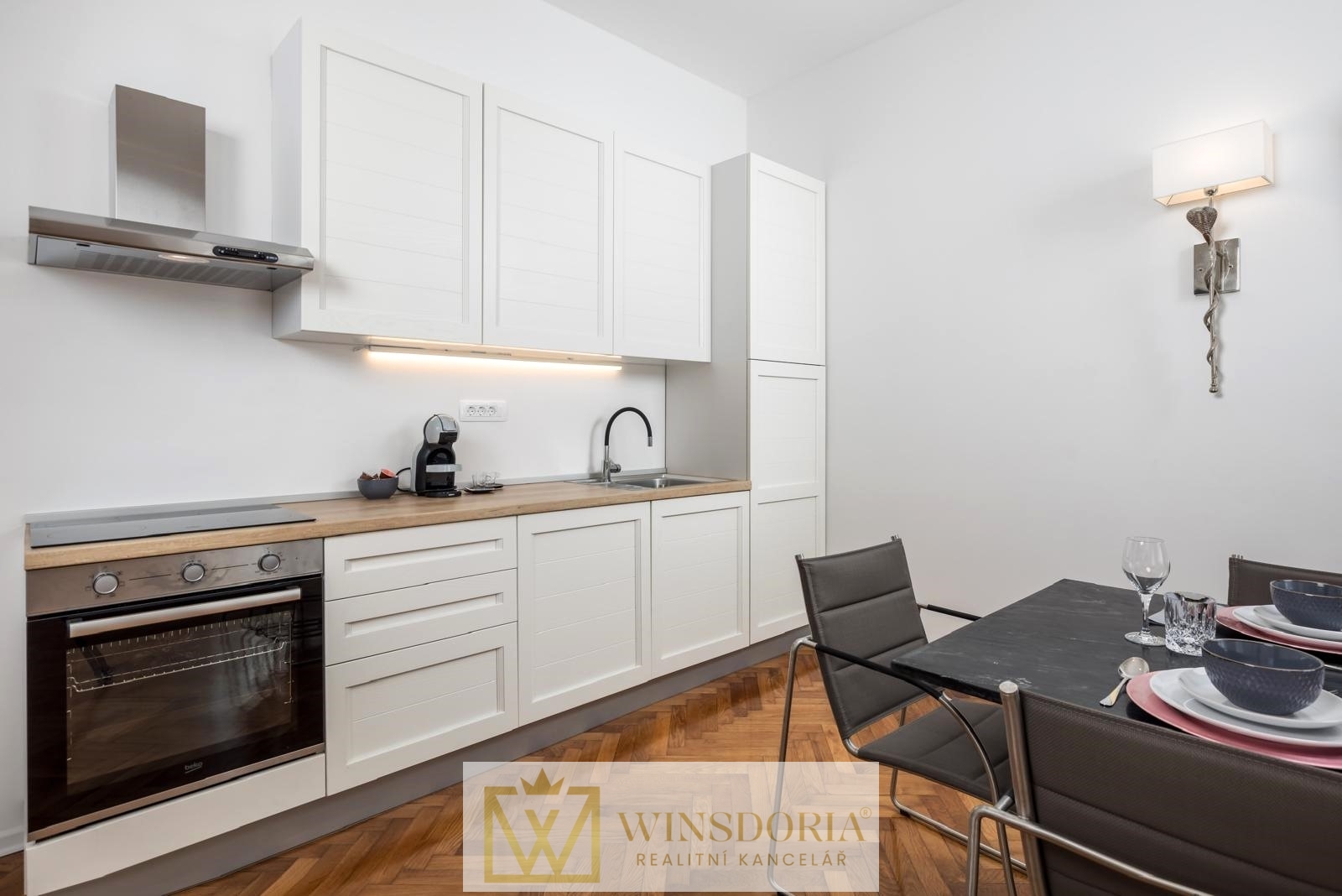 Kuchyně propojená s jídelním koutem