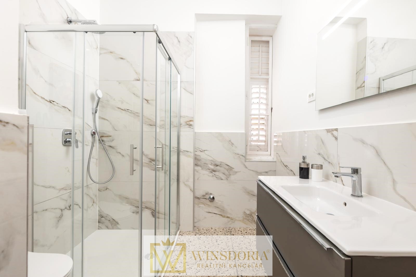 Elegantní koupelna s prostorným sprchovým koutem