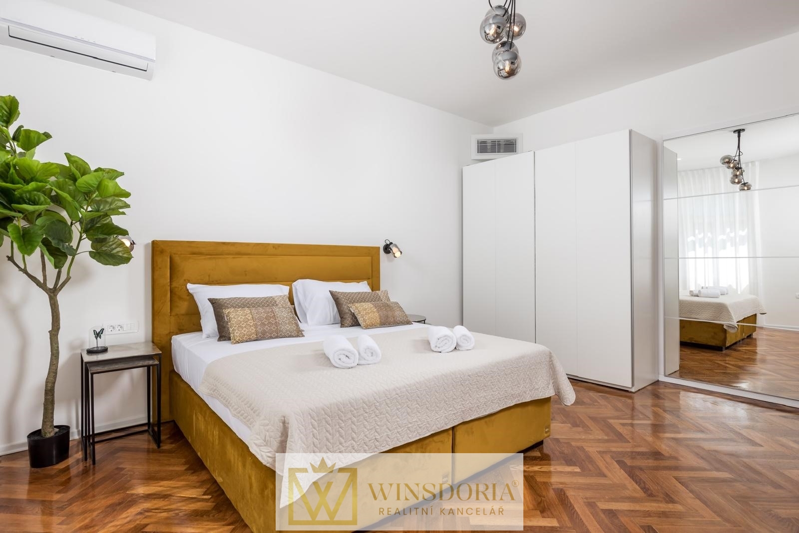 Prostorná ložnice s velkými okny