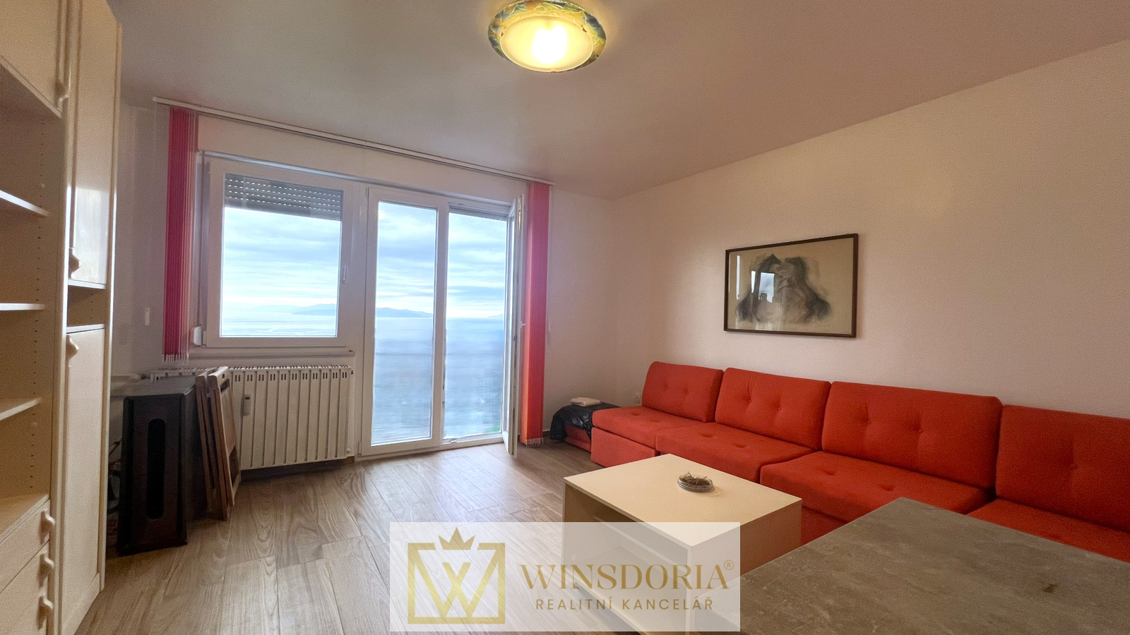 Zrekonstruovaná a kompletně zařízená garsoniéra s výhledem na moře