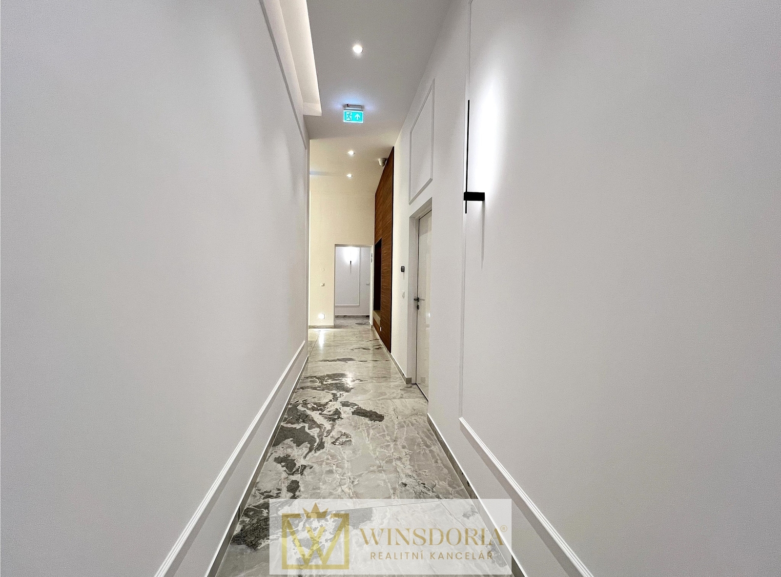 Prostorná vstupní chodba s mramorovou dlažbou