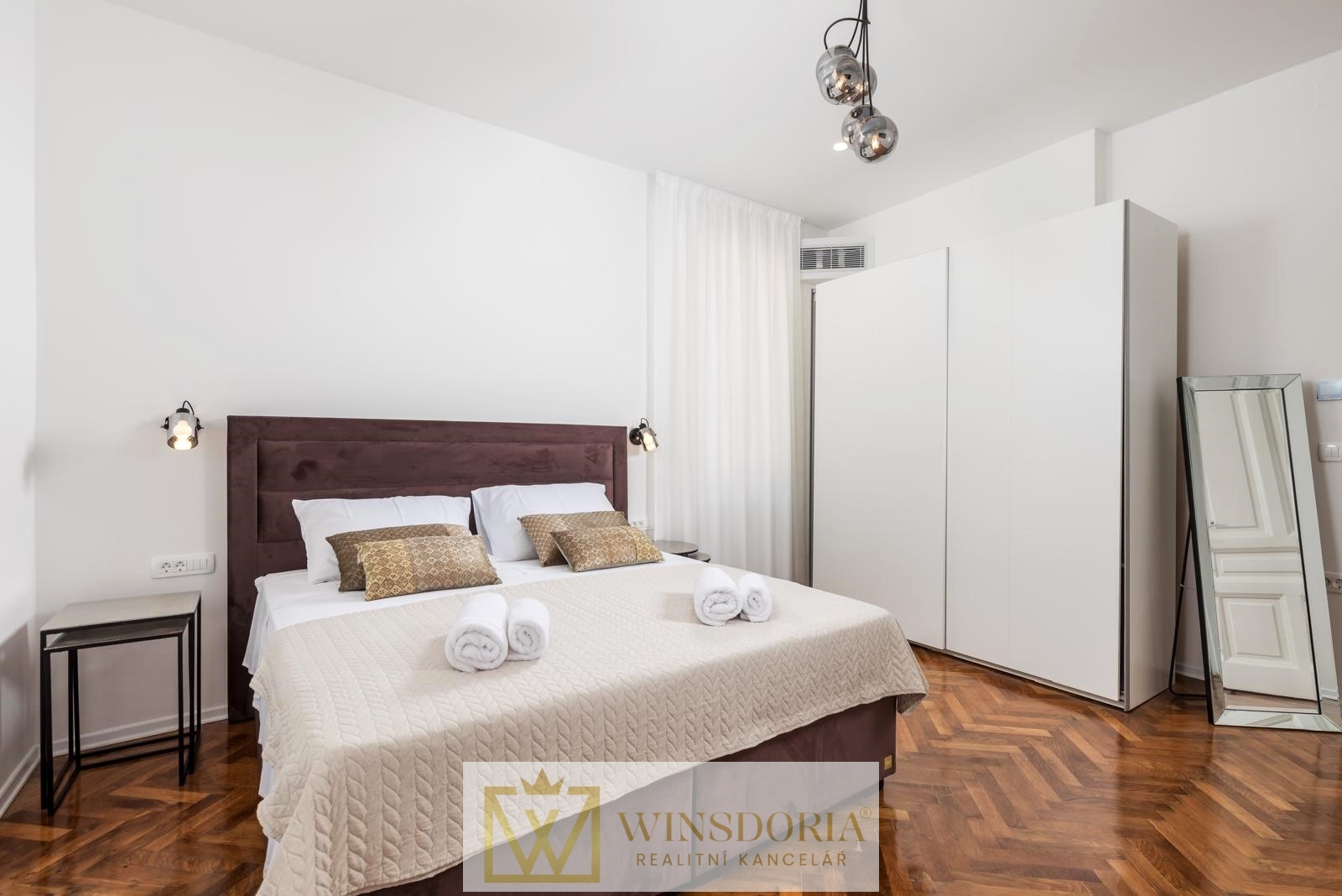 Hlavní ložnice s jemnými tóny a čistým designem