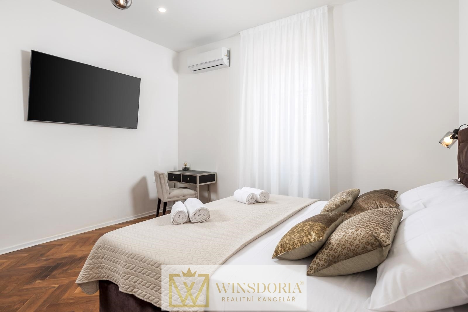 Ložnice s pracovním koutem a TV