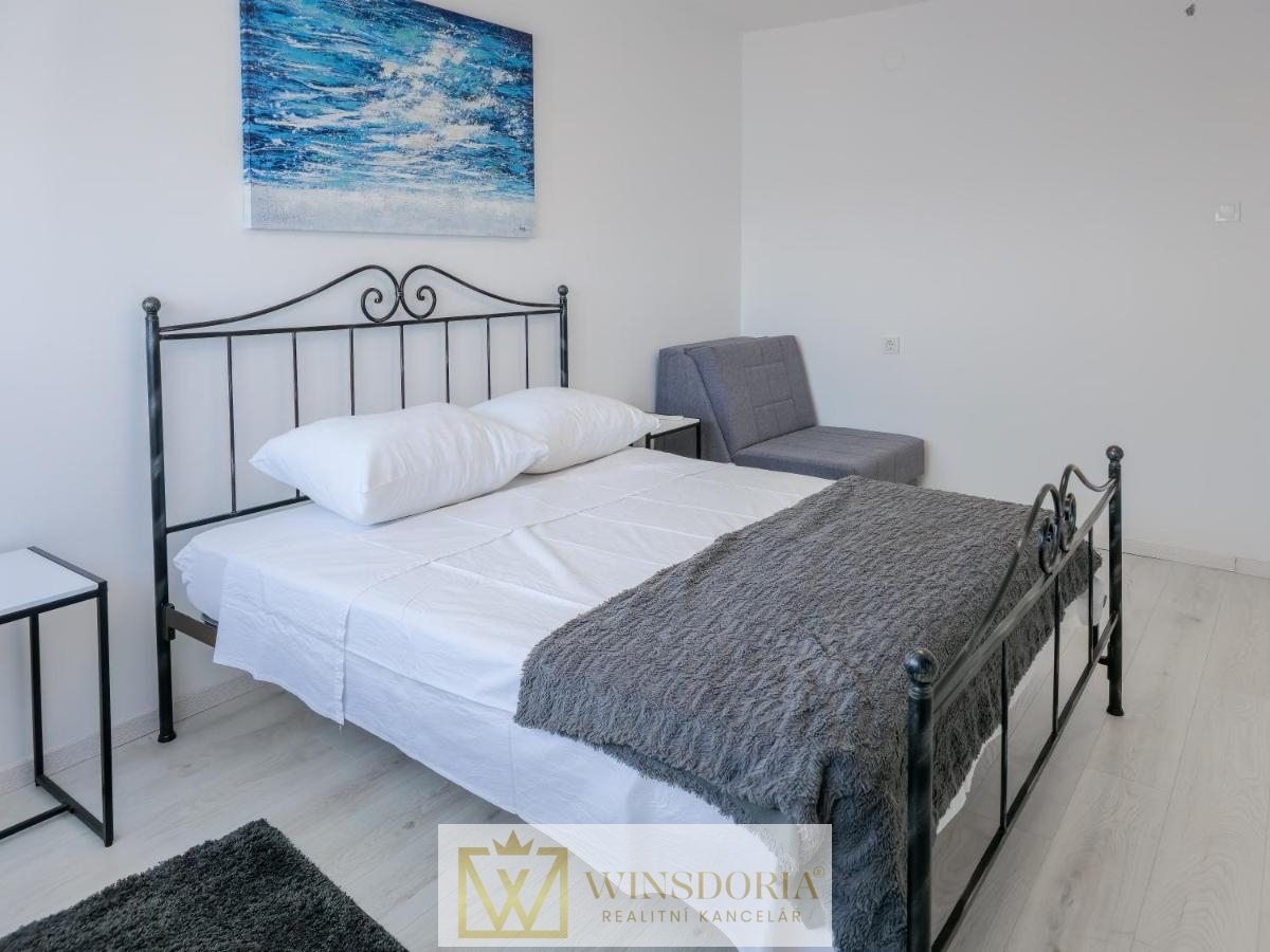 Prostorná ložnice v minimalistickém stylu