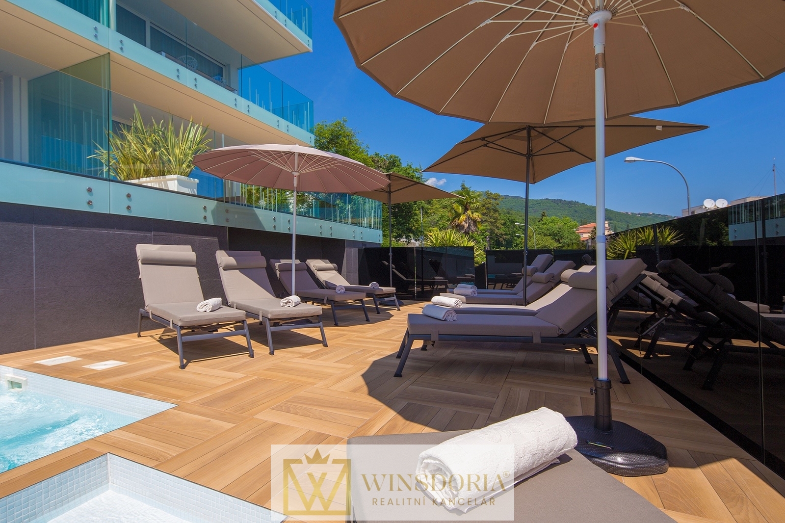 Sluneční terasa u bazénu