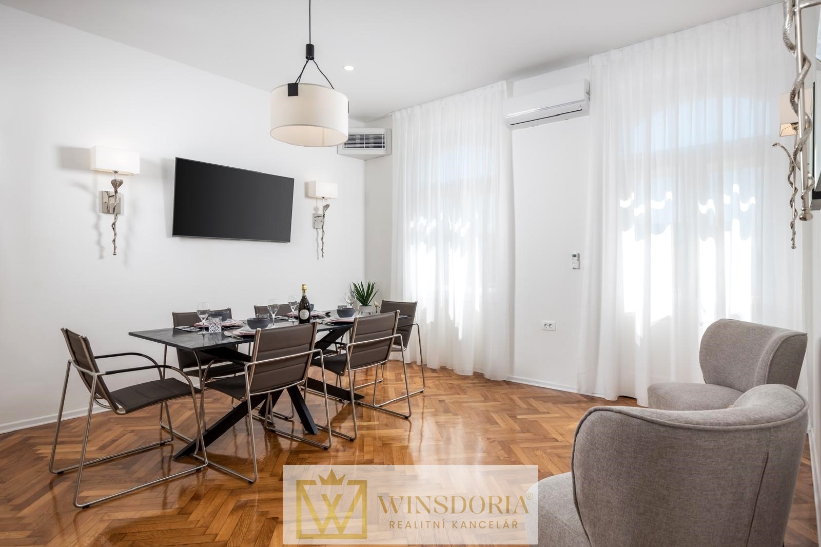 Stylová světlá jídelna