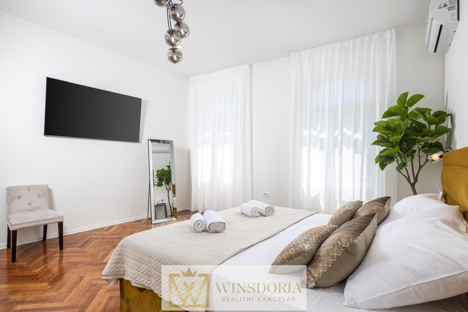 Světlá ložnice s vysokými okny