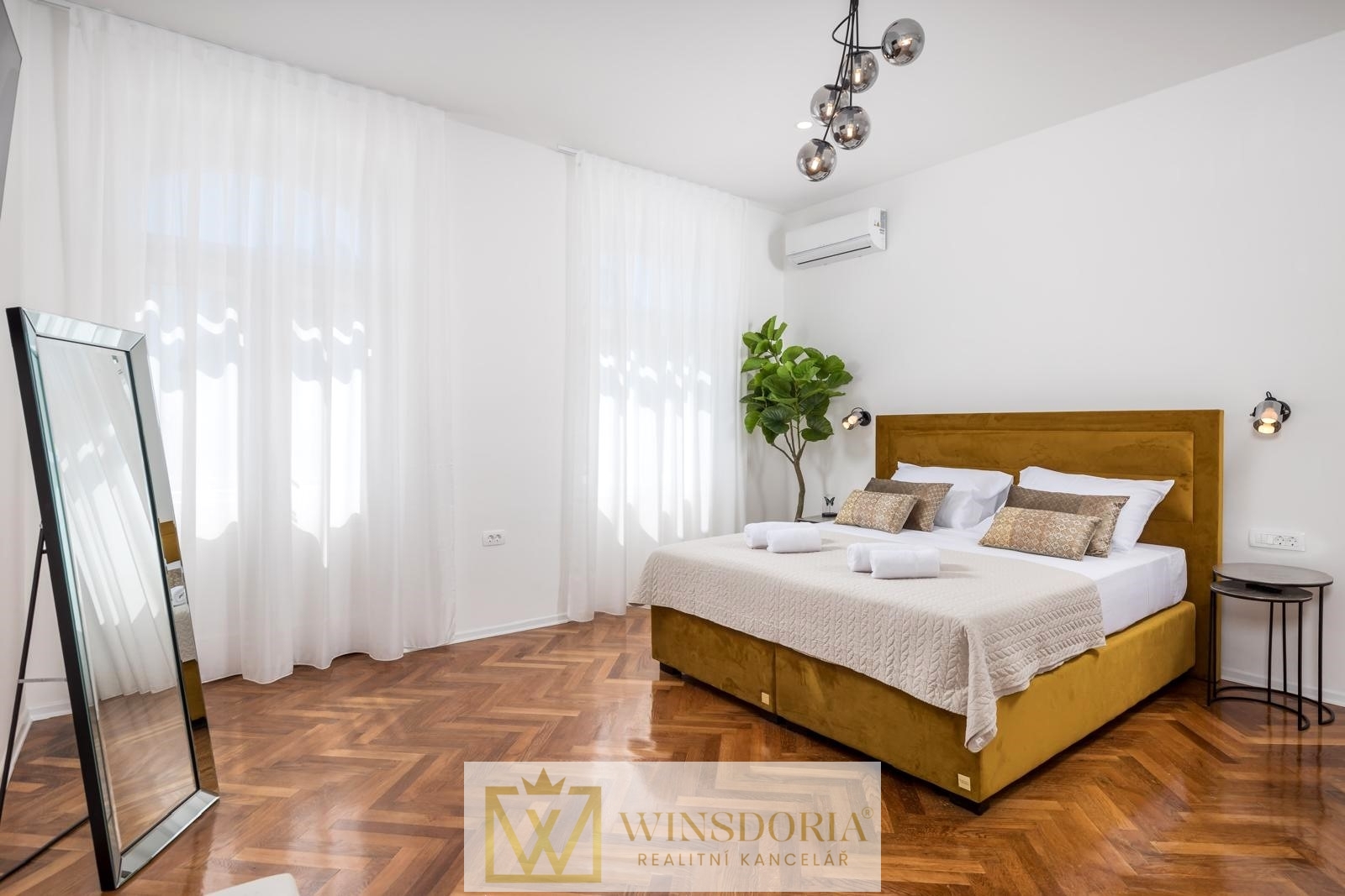 Elegantní ložnice s teplými tóny