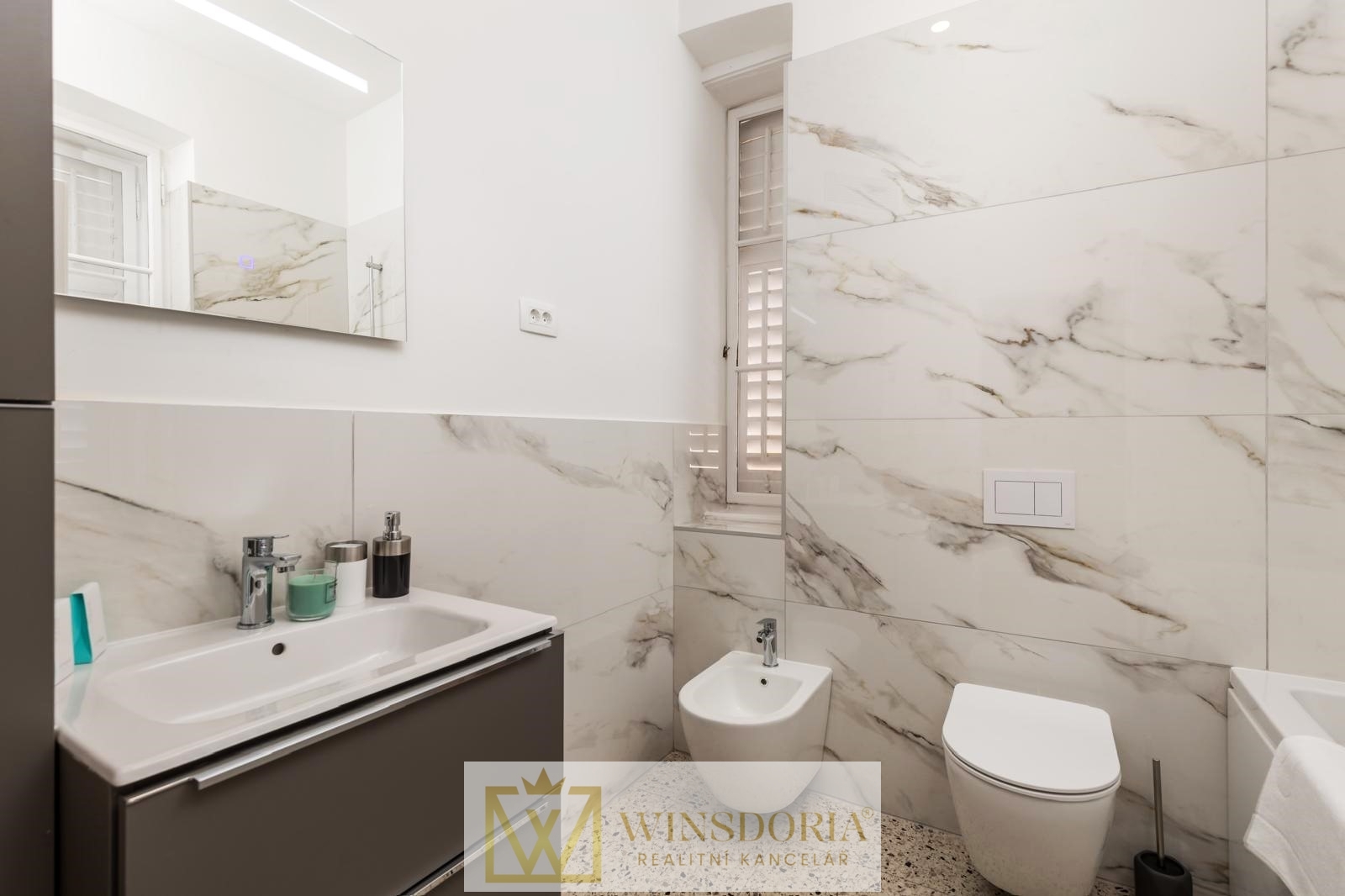 Moderní koupelna s bidetem a sprchou