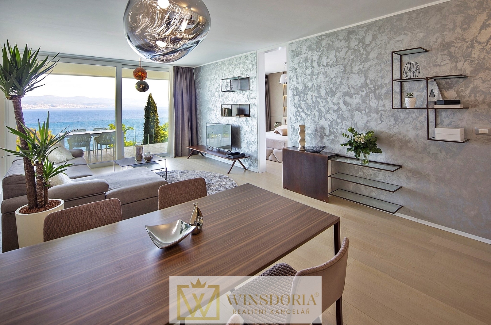 Obývací pokoj s výhledem na moře