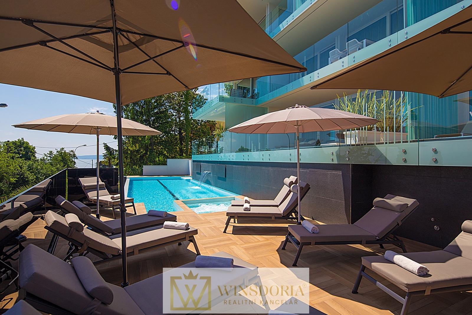 Společný bazén s vířivkou