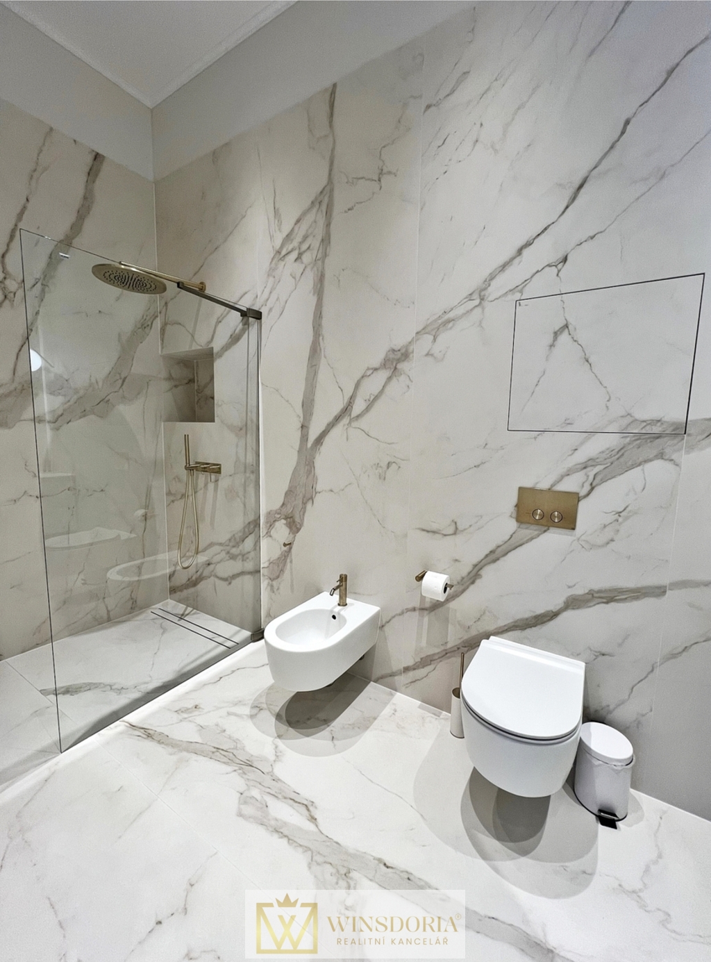 Luxusní koupelna s proskleným sprchovým koutem