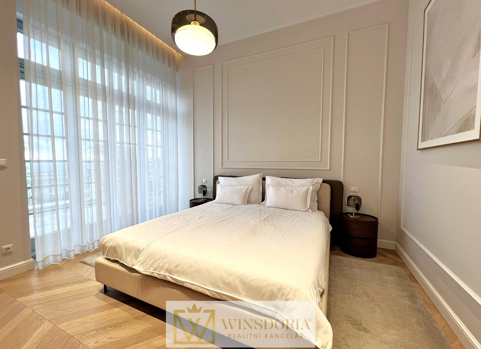 Světlá ložnice s velkou vestavěnou skříní