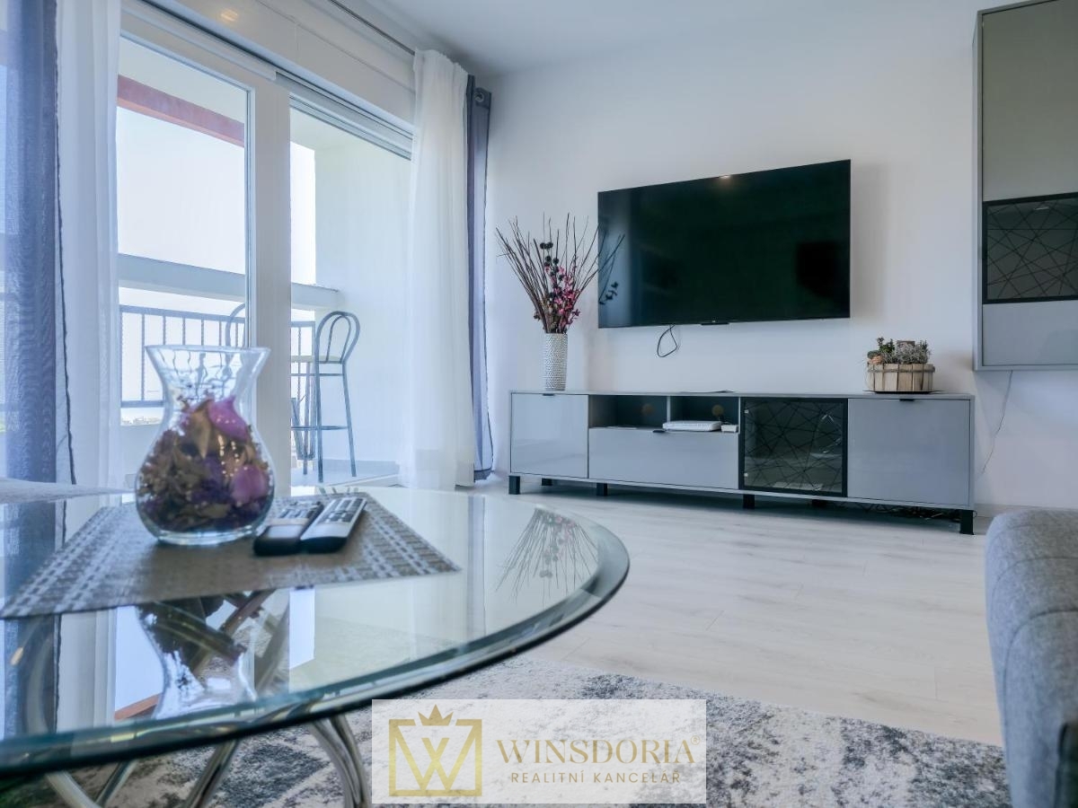 Světlý obývací pokoj s balkonem