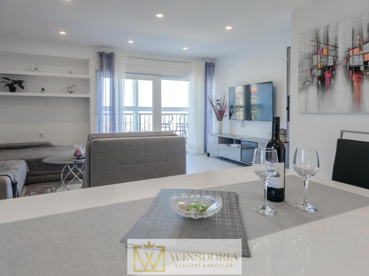 Moderní kuchyň s jídelním koutem