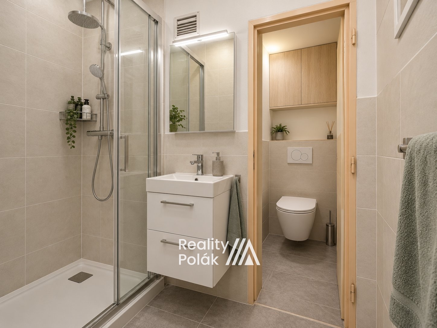 Moderní minimalistická koupelna s odděleným WC