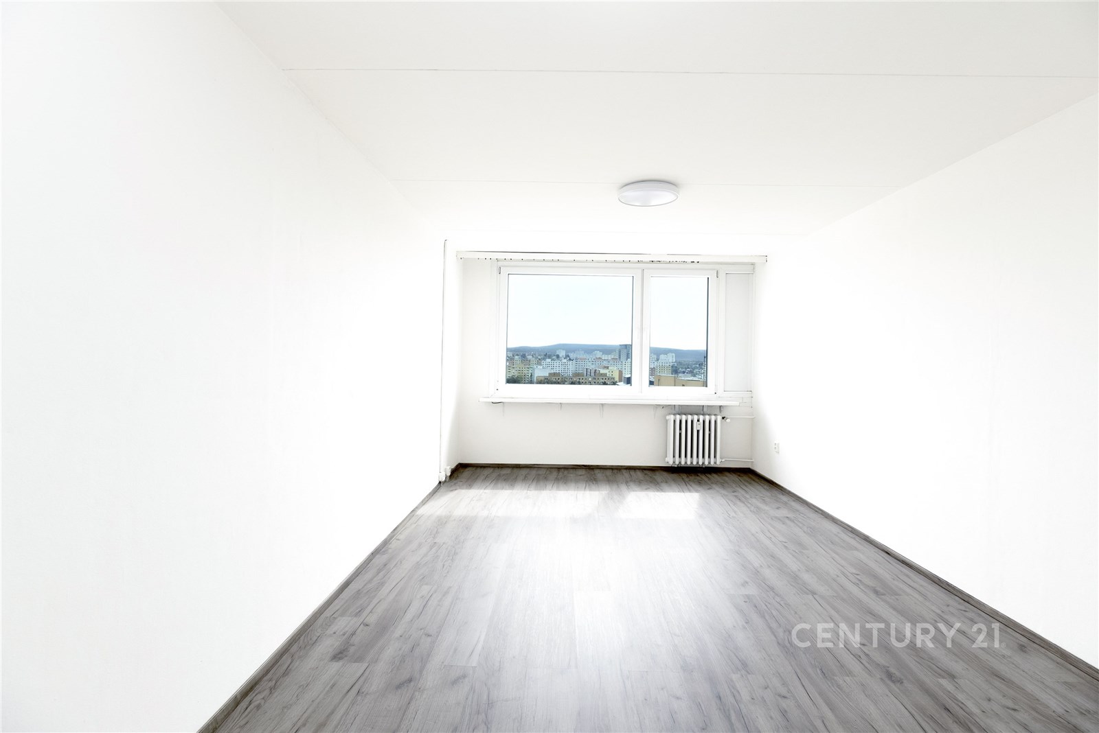 Světlý obývací pokoj s parketovou podlahou, velká 