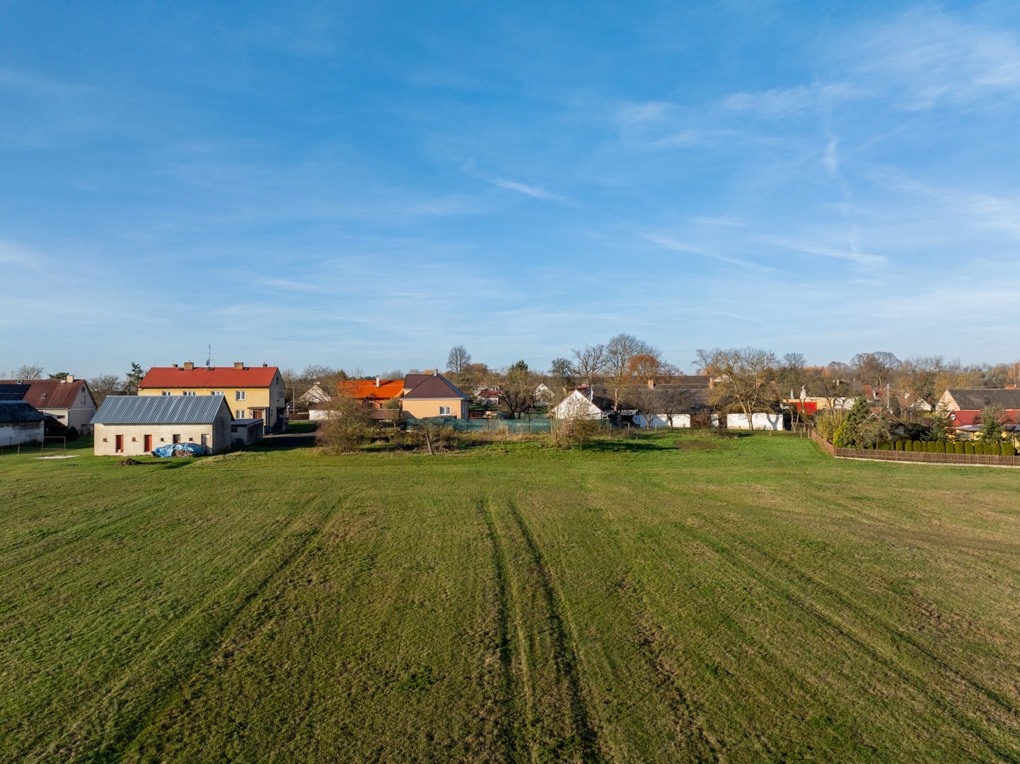 Vyštěrkovaná příjezdová cesta