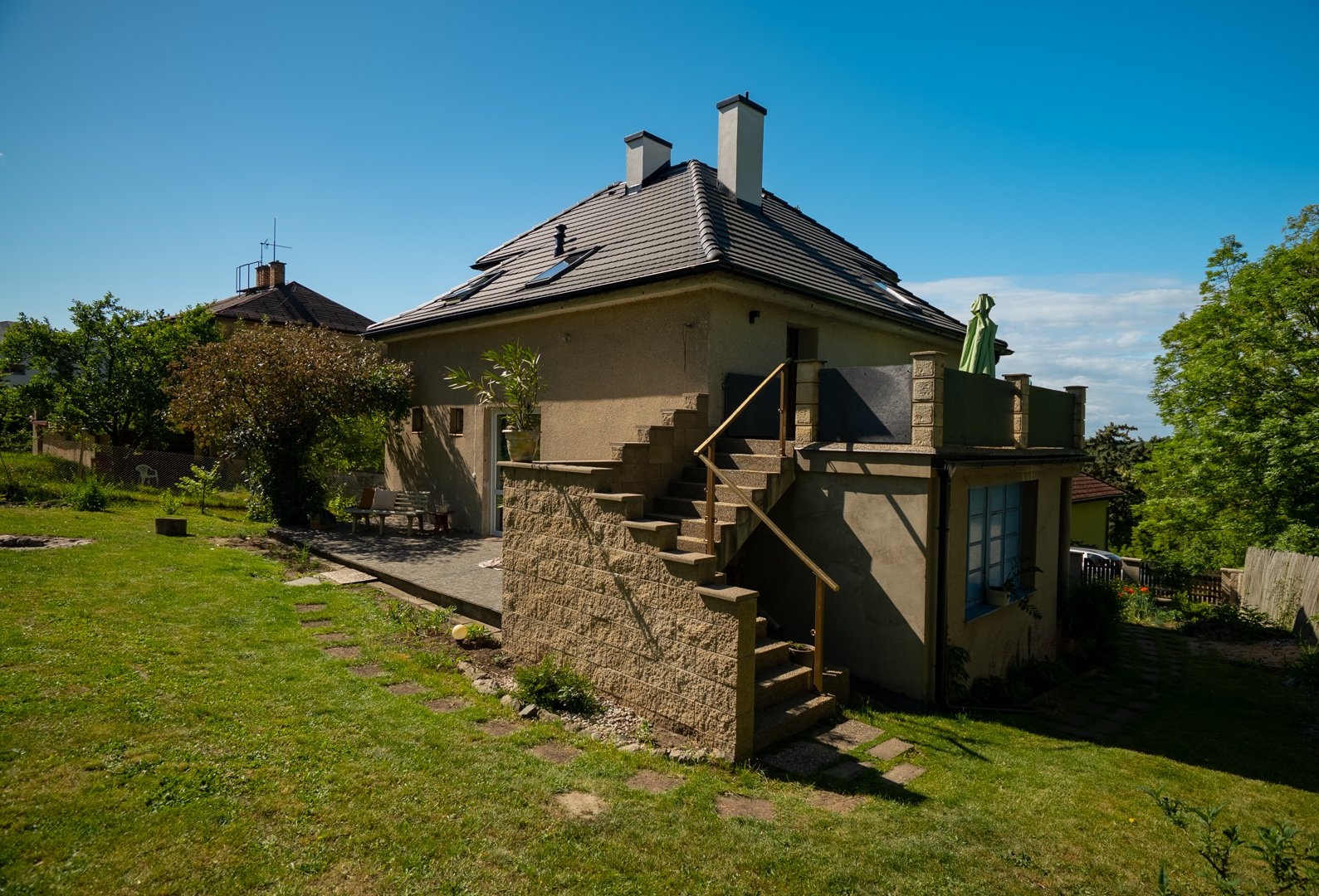 Schodiště k samostatnému vchodu do druhého patra