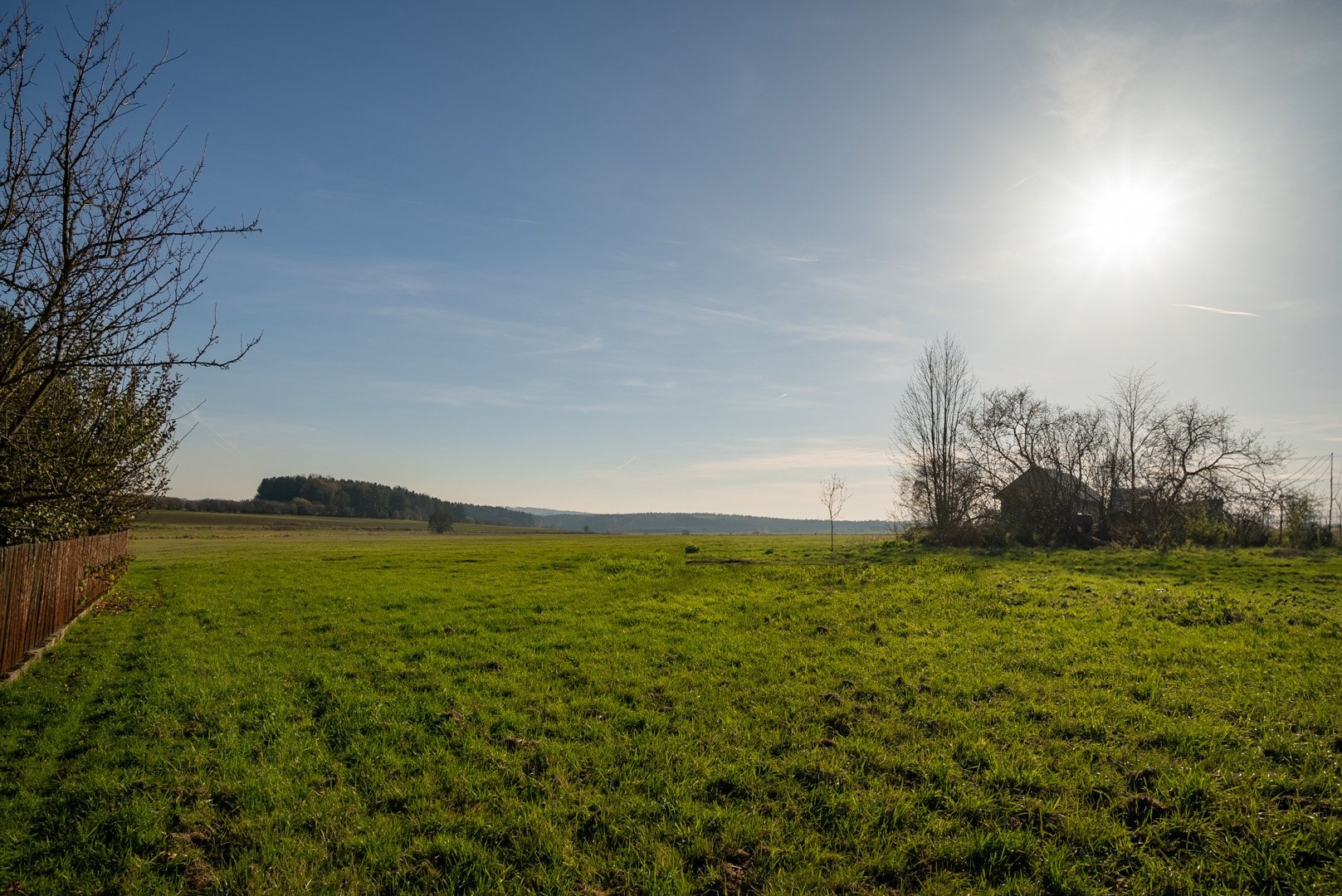 Výhled z pozemku směrem na východ