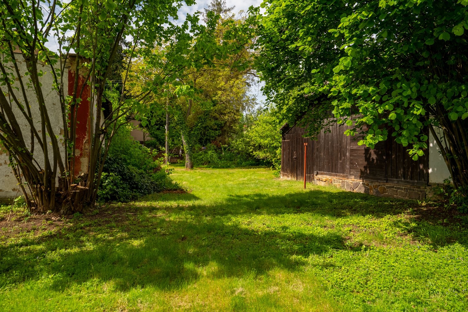 Pohled z rohu pozemku směrem k ulici na jihozápad