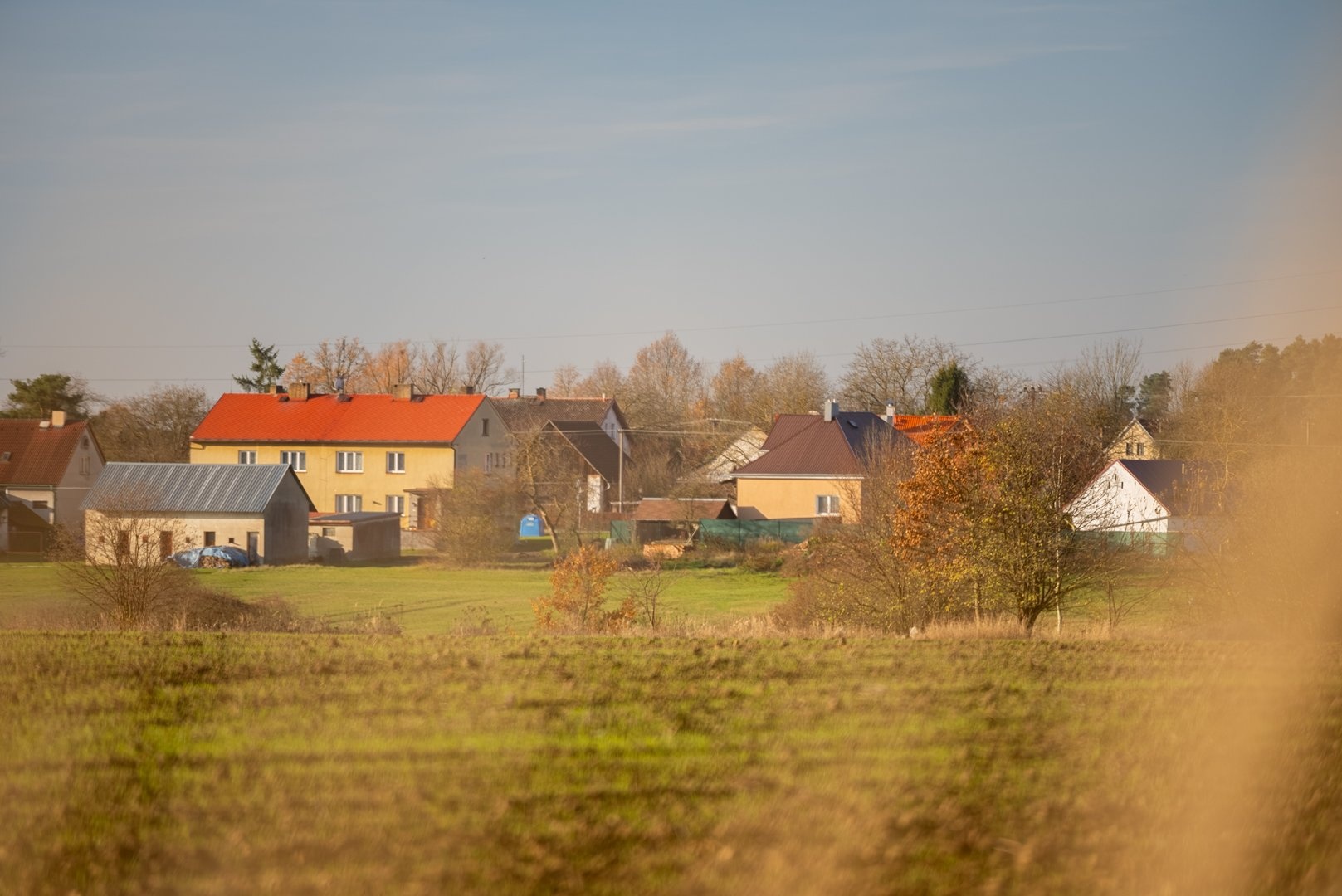 Pohled na stavební pozemky z vyhlídkového místa za