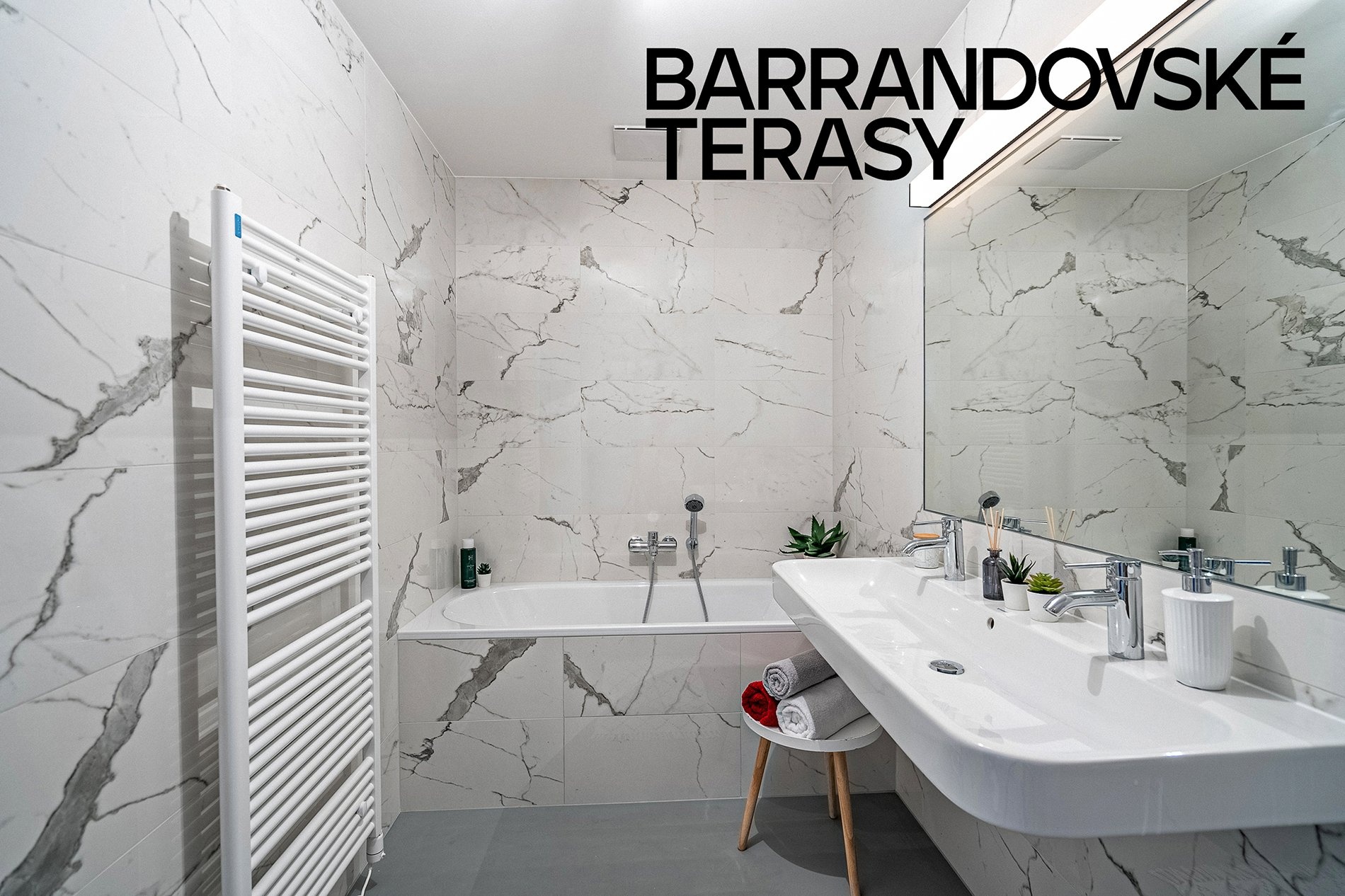 Koupelna s velkoformátovými obklady