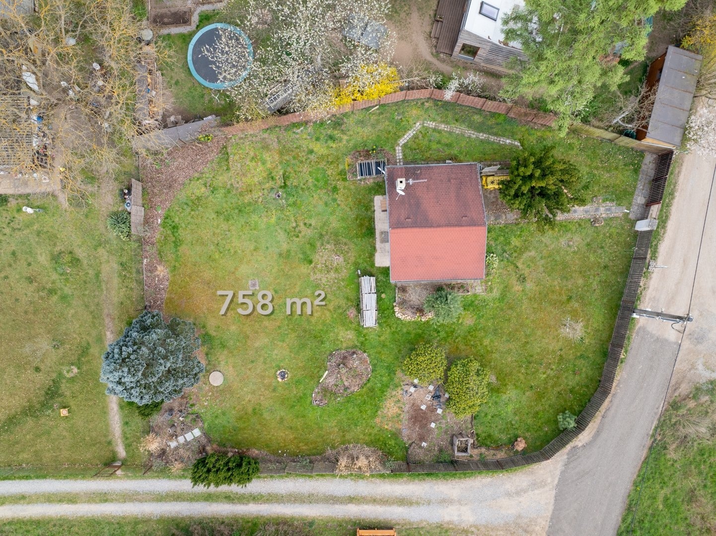 Celková výměra i s chatou (758 m&sup2;)
