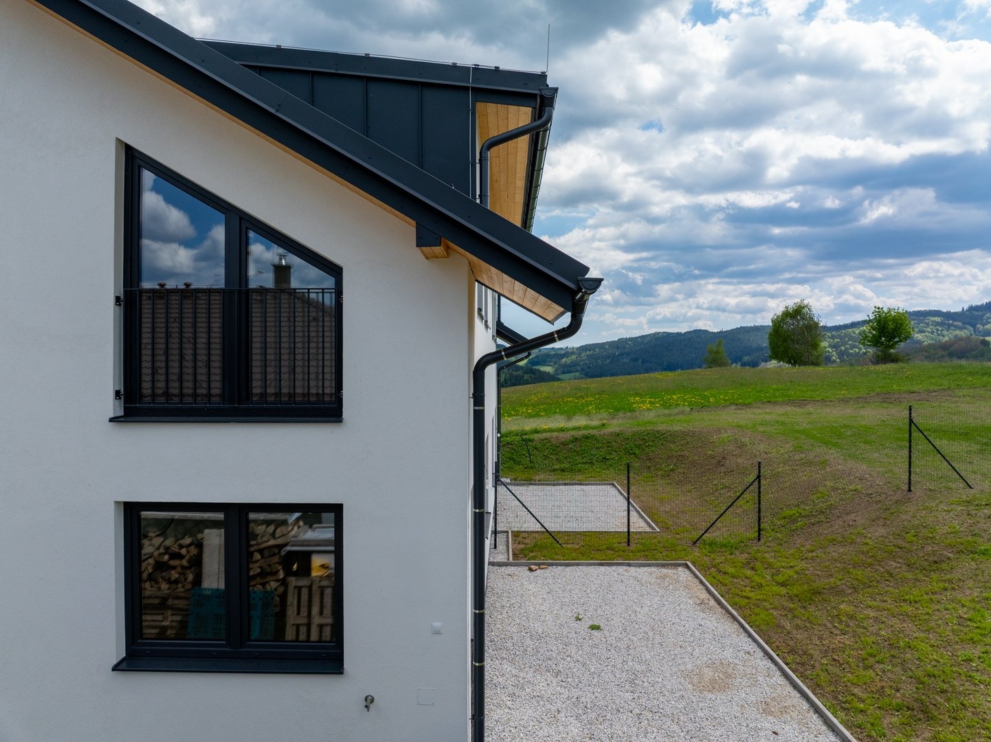 Lomené okno ložnice ve druhém patře