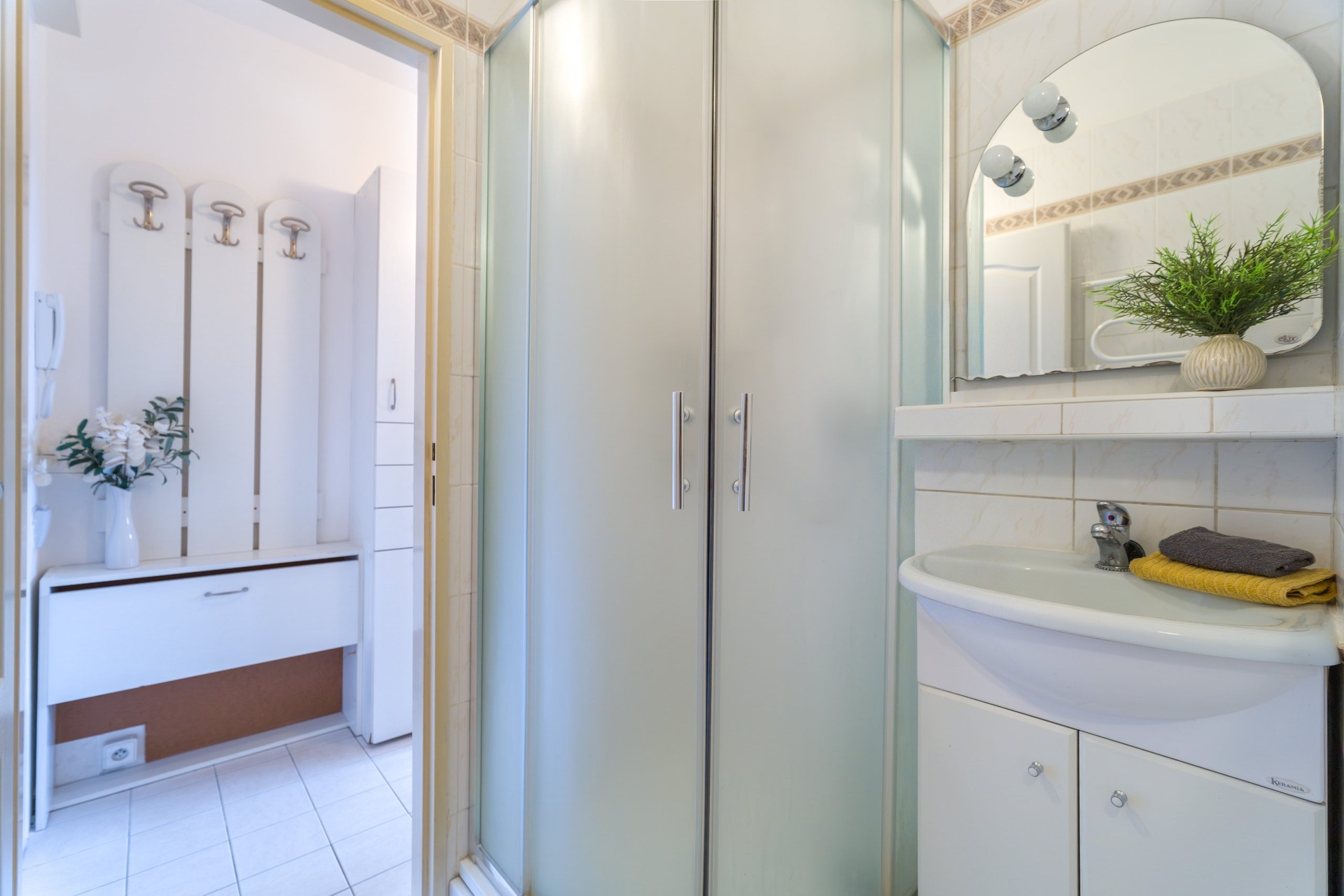 Koupelna směrem k chodbě