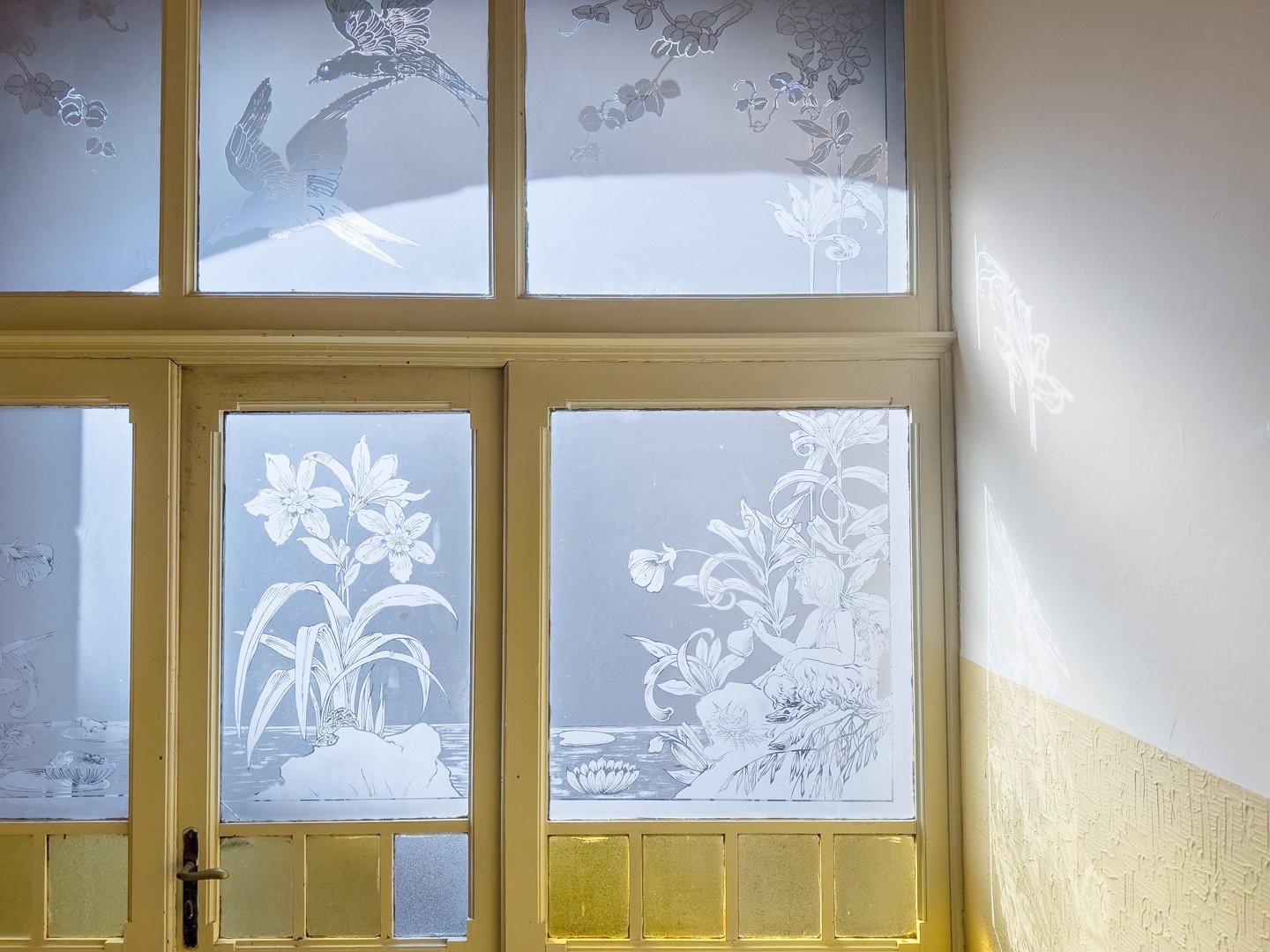 Detail secesní výzdoby z chodby domu