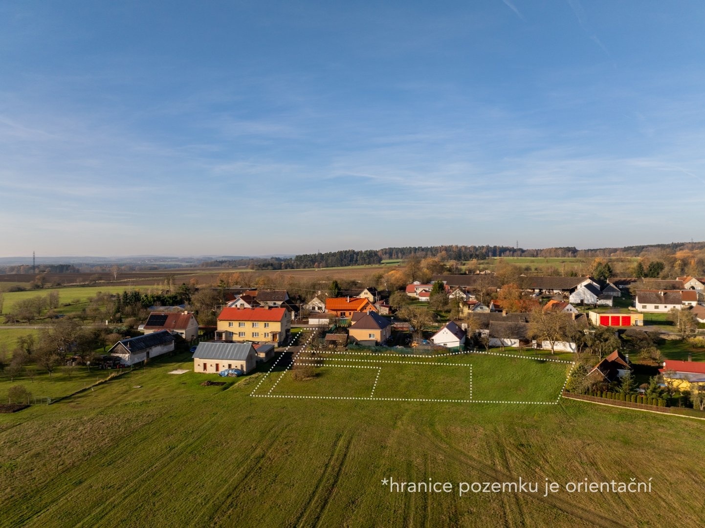 Celek s pozemky focený z dronu od východu směrem k