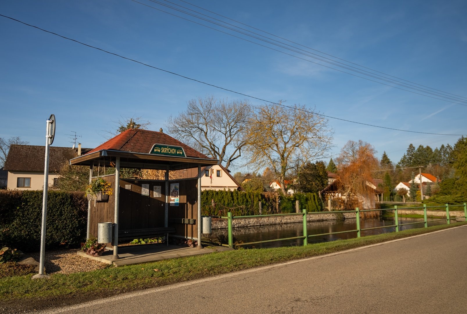 Autobusová zastávka ve Skrýchově
