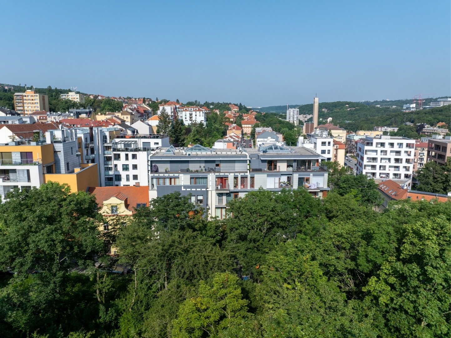 Pohled na byt z dronu od gymnázia