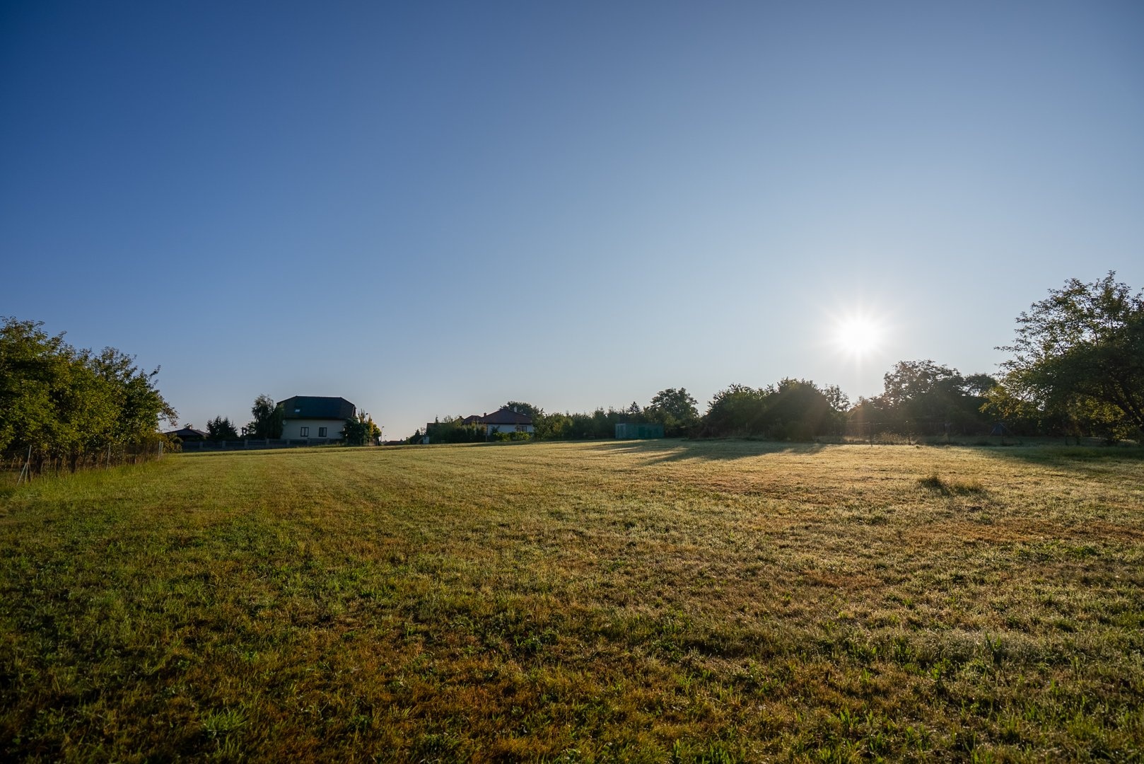 Pohled z pozemku směrem na severovýchod k zástavbě
