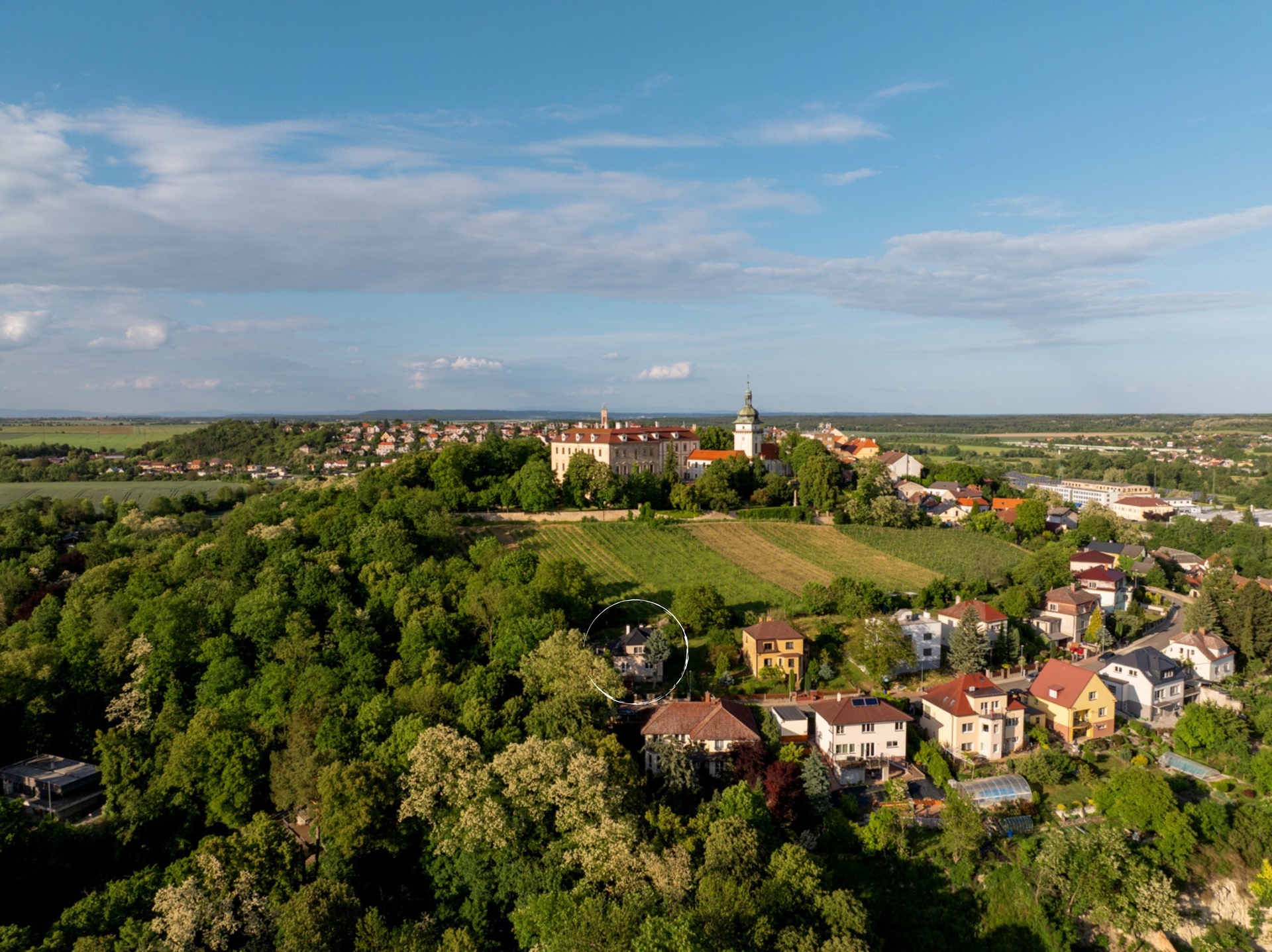 Zakreslený dům na konci ulice