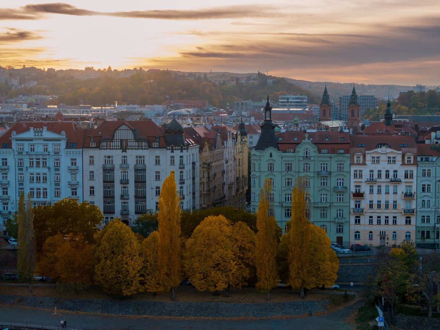 Pohled do Lesnické ulice od Vltavy