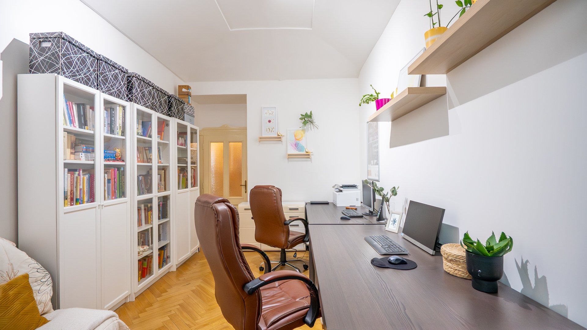 Kancelář od vstupních dveří z Lesnické ulice