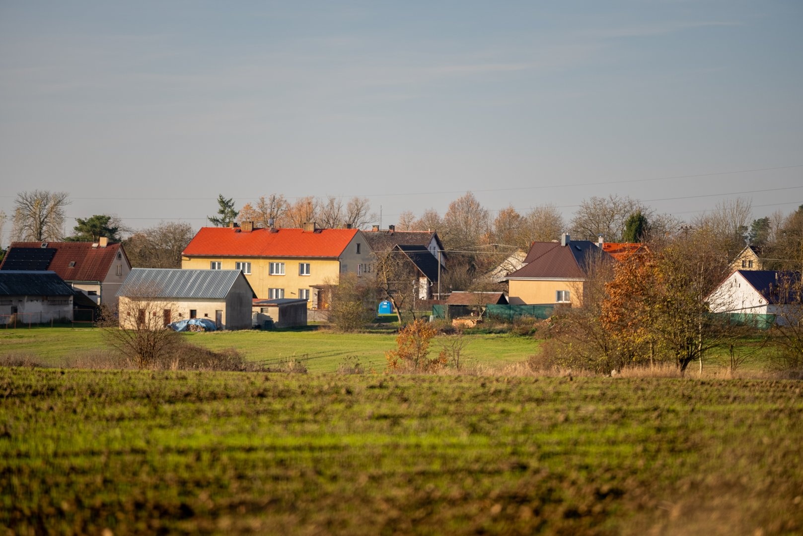 Pohled z vyhlídkového místa za vesnicí směrem k po