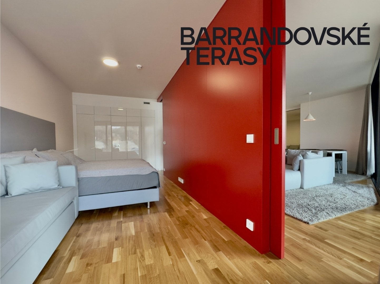 Ložnice s posuvnými dveřmi