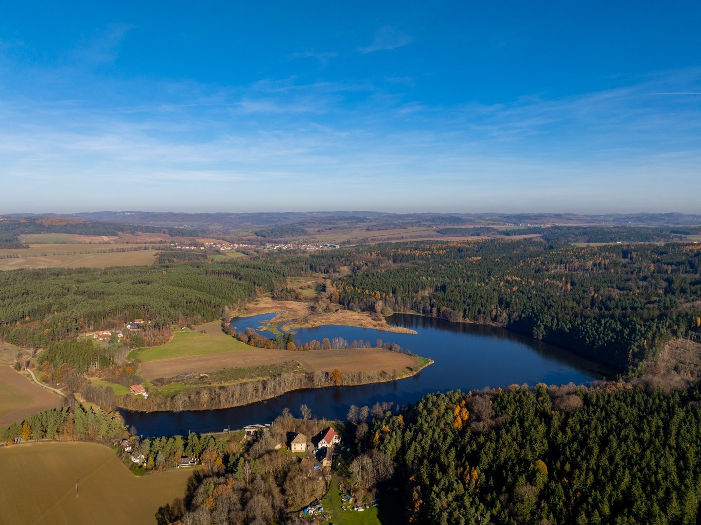 Rybářský revír  za lesem - rybník Chobot