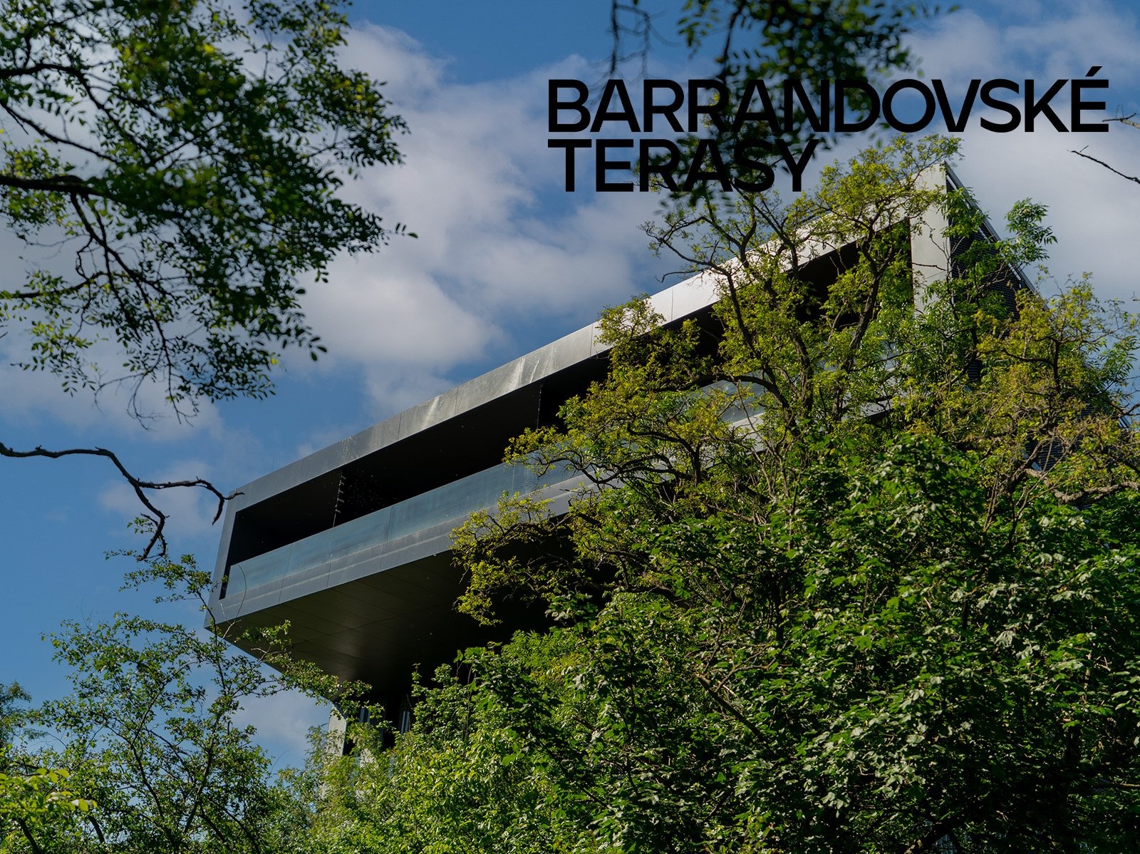 Pohled na objekt s vyhlídky nad bývalým lomem