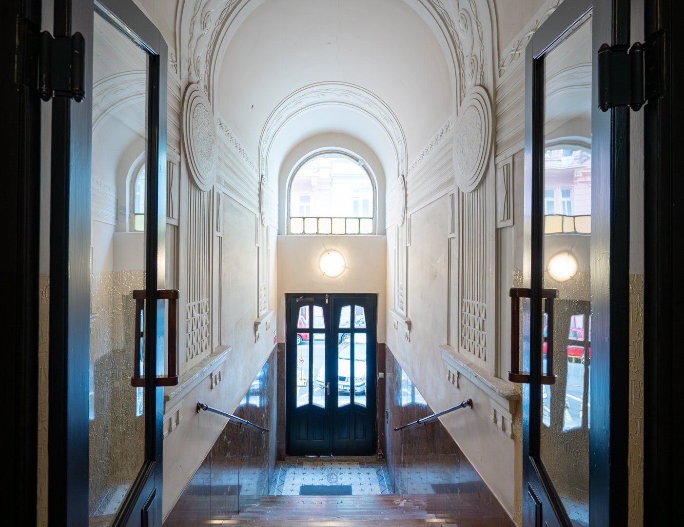 Vstup do domu z druhé strany