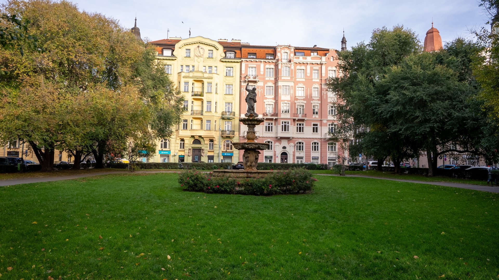 Náměstí 14. října s Medvědí kašnou