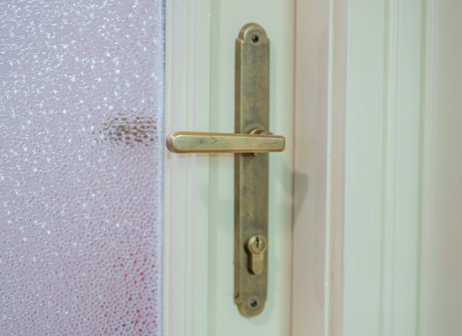 Dveře citlivě restaurovány