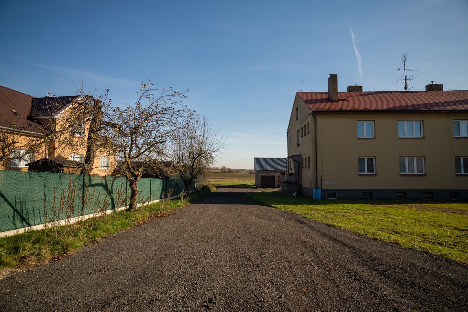 Příjezdová cesta k pozemkům