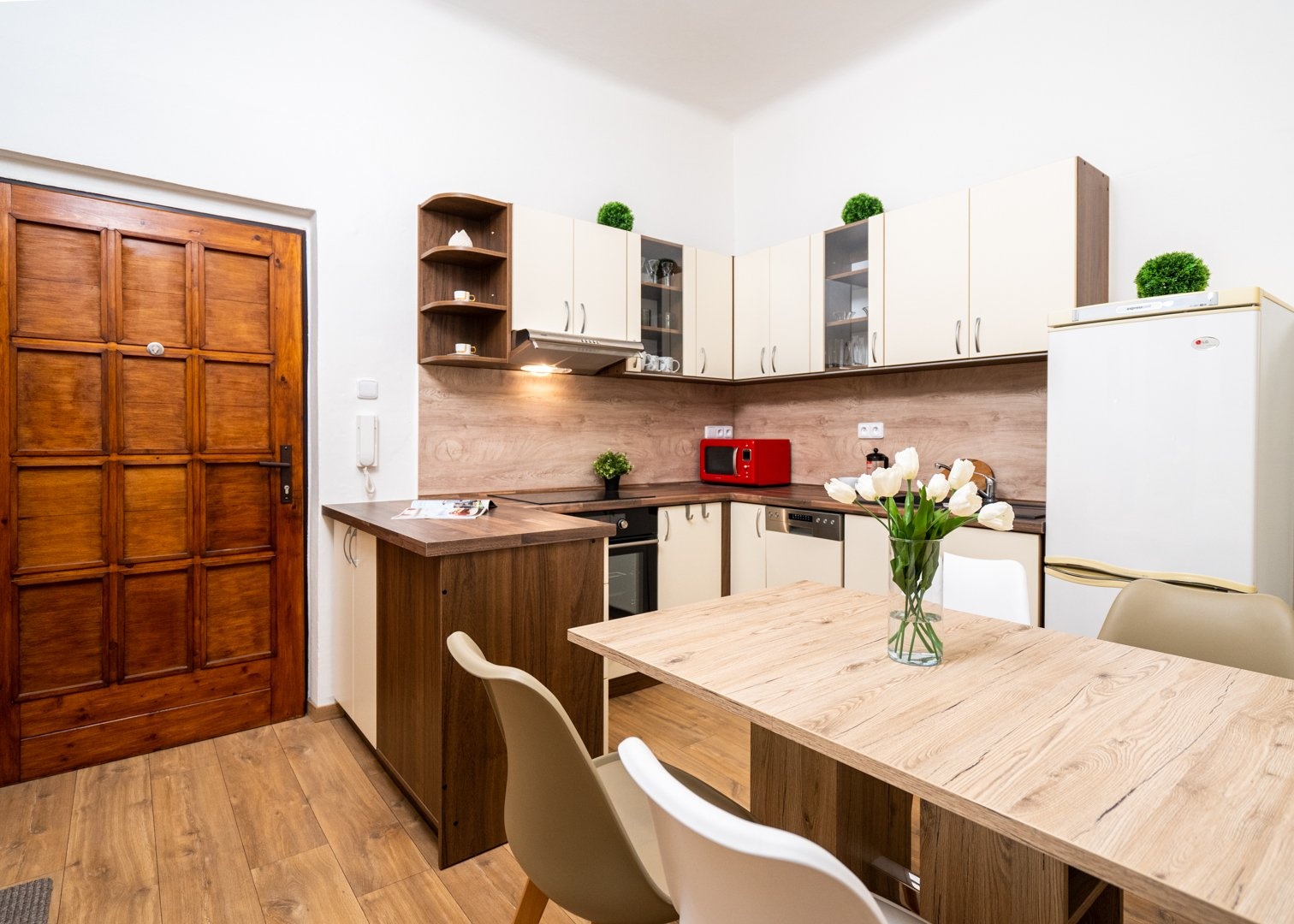 Kuchyňský kout s jídelním stolem